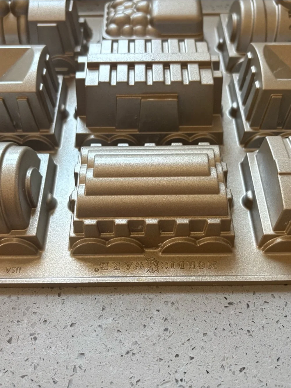 Nordic ware train cake pan mold 5 cups cast aluminum